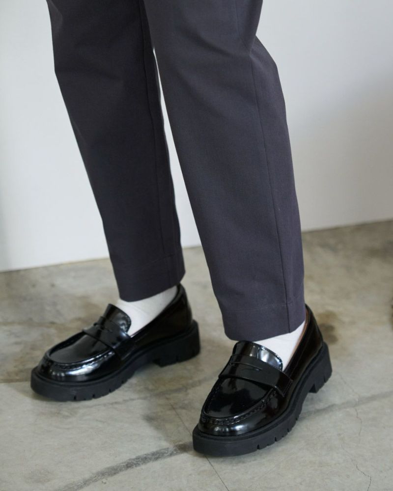 タックテーパードパンツ