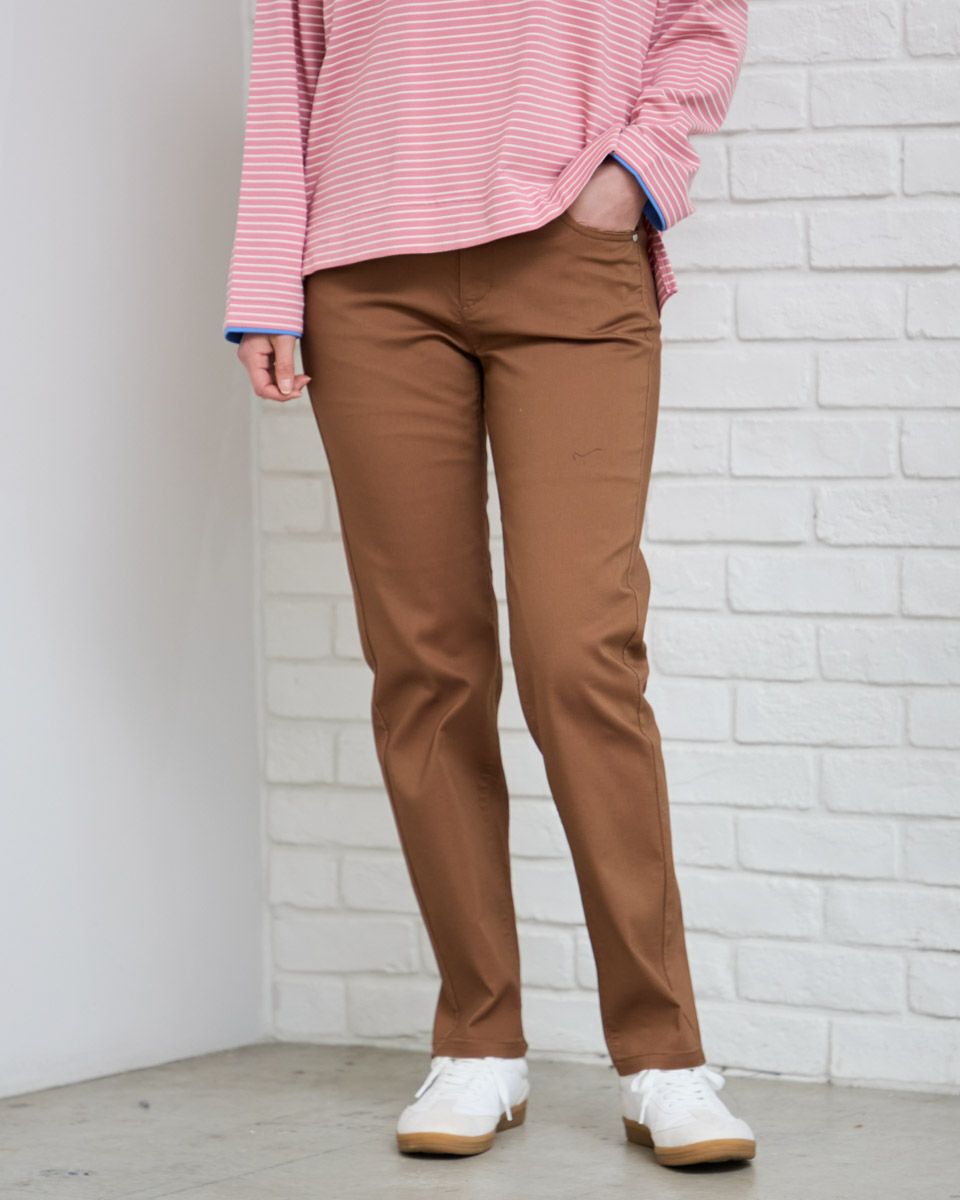 テーパードパンツ