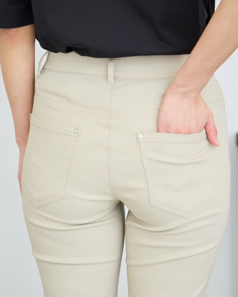 テーパードパンツ