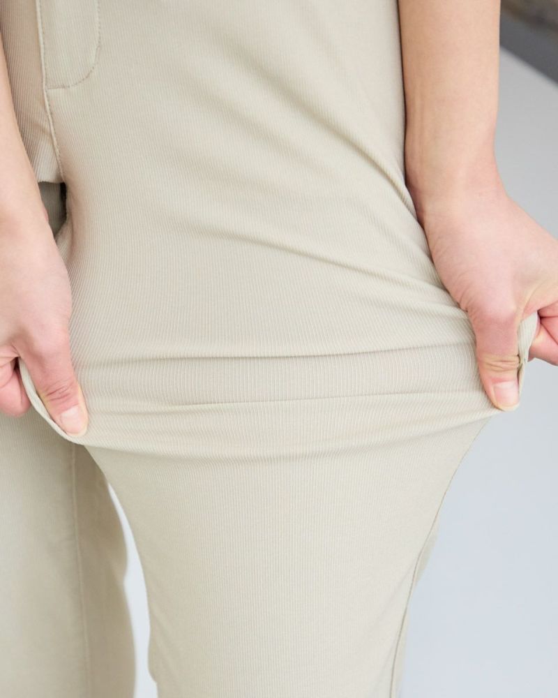 テーパードパンツ