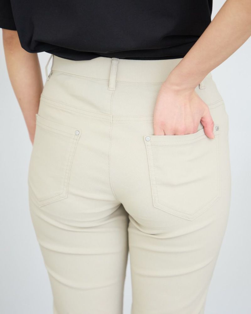 テーパードパンツ