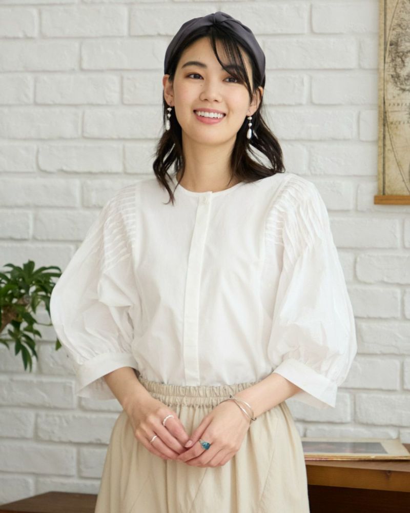 袖山タックブラウス
