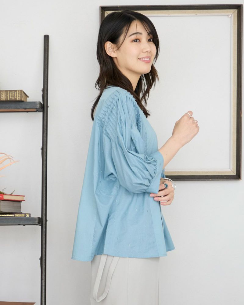 袖山タックブラウス