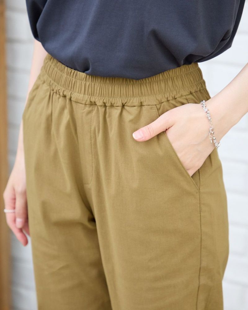 テーパードパンツ